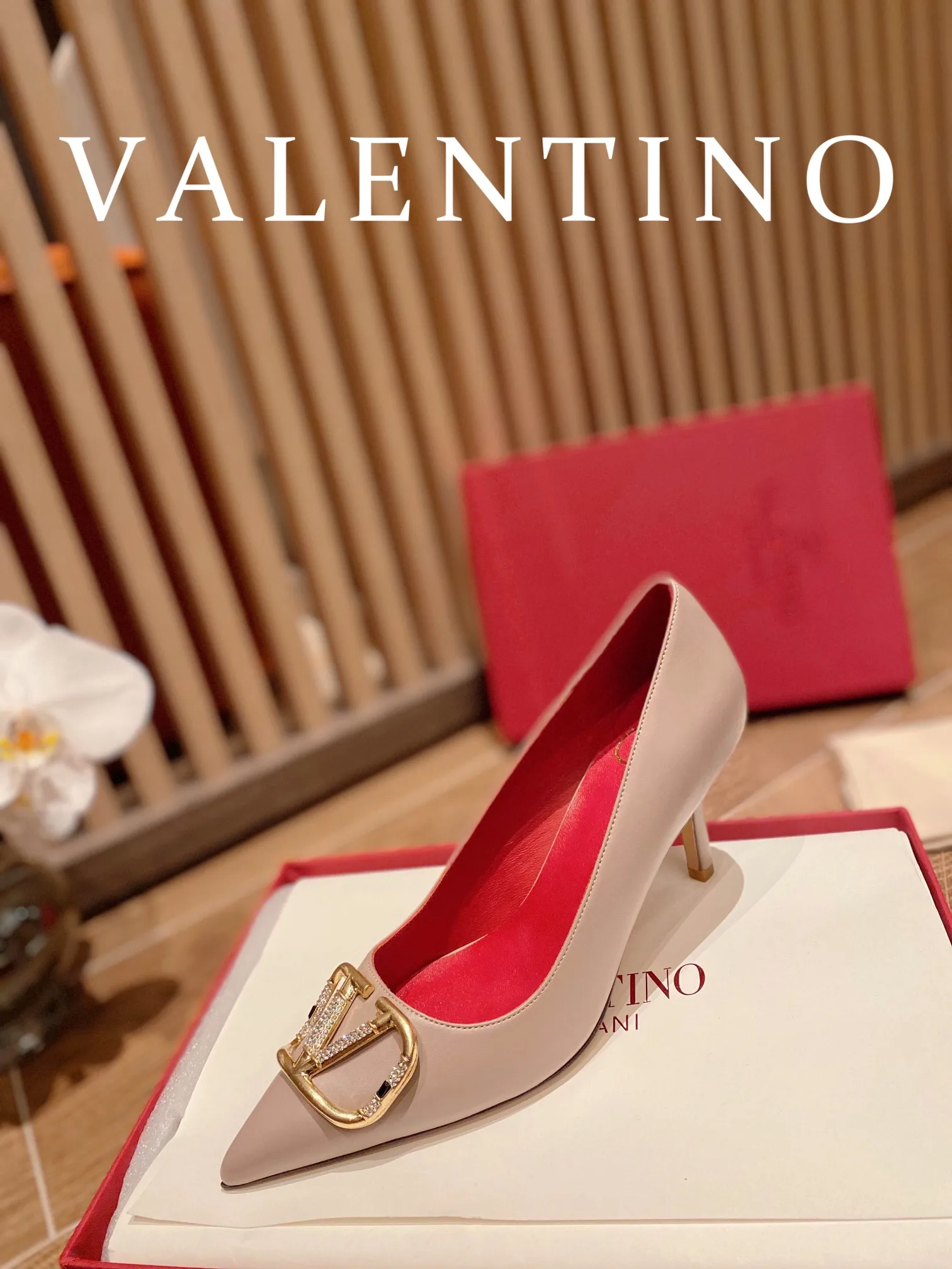 👟👟Ex-factory price 520👟👟 𝑉𝐴𝐿𝐸𝑁𝑇𝐼𝑁𝑂 Valentino ♡ The latest series of the counter 💯The new season of Valentino replaces the usual rivet elements with the initial V bronze (dotted buckle) buckle, simplifying the complexity Make the design more refined and durable. No matter your age, it can easily fit on your feet and make your feet look slimmer! The new season lives up to expectations! Worth buying ★Imported cowhide is absolutely high-grade ❥Original method is absolutely sensual ❥Elegant style creates a different feeling🙈 Simple temperament style!  ♡ show bdetails ———————————— ⊿▸: Size｜35-40 (customized at 34.40.41.42) ⊿▸: Material｜Imported cowhide ⊿▸: Material｜Exclusive molded rhinestone buckle ⊿▸: Material | Padded sheepskin ⊿▸: Material |Italian 🇮🇹 genuine leather outsole (the original 1:1 method has a wood grain shape) ⊿▸: Heel height｜8cm